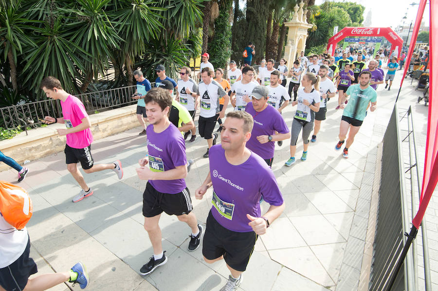 Más de 900 corredores participan en la prueba de 10 kilómetros, con salida y meta en el Paseo del Malecón, representando los colores de sus compañías