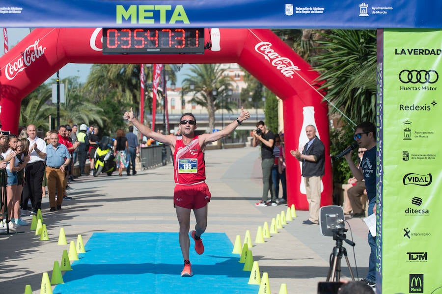 Más de 900 corredores participan en la prueba de 10 kilómetros, con salida y meta en el Paseo del Malecón, representando los colores de sus compañías