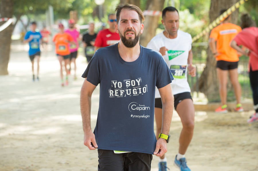 Más de 900 corredores participan en la prueba de 10 kilómetros, con salida y meta en el Paseo del Malecón, representando los colores de sus compañías