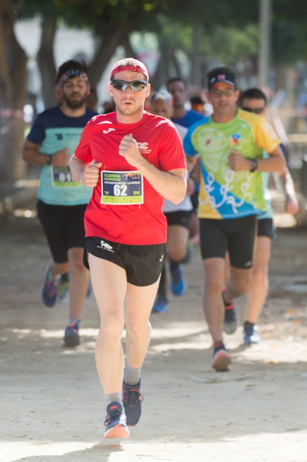 Más de 900 corredores participan en la prueba de 10 kilómetros, con salida y meta en el Paseo del Malecón, representando los colores de sus compañías