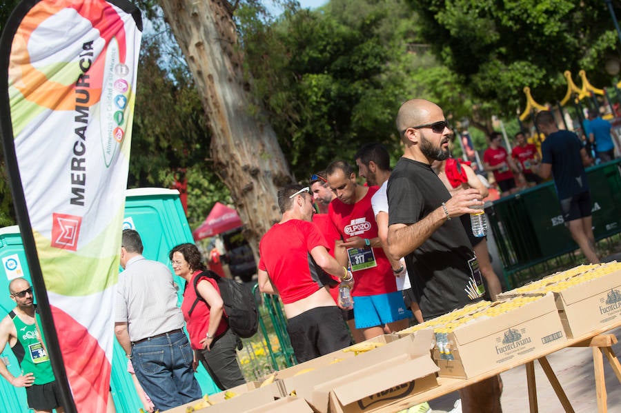 Más de 900 corredores participan en la prueba de 10 kilómetros, con salida y meta en el Paseo del Malecón, representando los colores de sus compañías