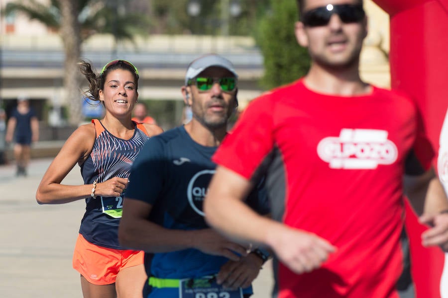 Más de 900 corredores participan en la prueba de 10 kilómetros, con salida y meta en el Paseo del Malecón, representando los colores de sus compañías