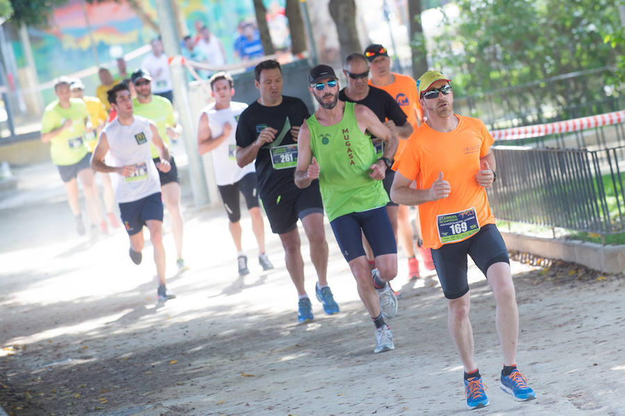 Más de 900 corredores participan en la prueba de 10 kilómetros, con salida y meta en el Paseo del Malecón, representando los colores de sus compañías