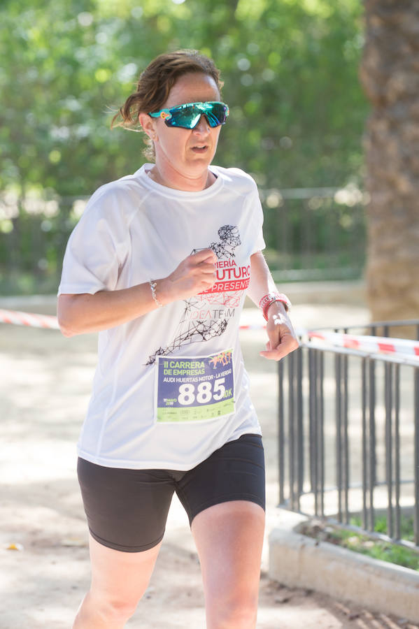 Más de 900 corredores participan en la prueba de 10 kilómetros, con salida y meta en el Paseo del Malecón, representando los colores de sus compañías