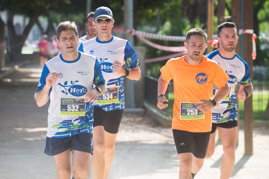 Más de 900 corredores participan en la prueba de 10 kilómetros, con salida y meta en el Paseo del Malecón, representando los colores de sus compañías