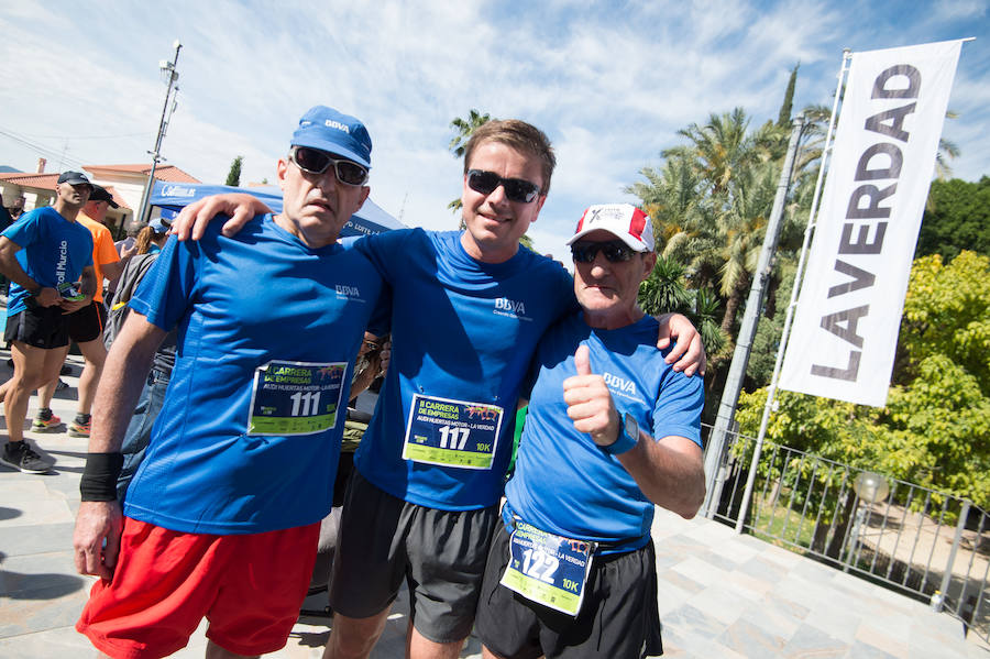 Más de 900 corredores participan en la prueba de 10 kilómetros, con salida y meta en el Paseo del Malecón, representando los colores de sus compañías