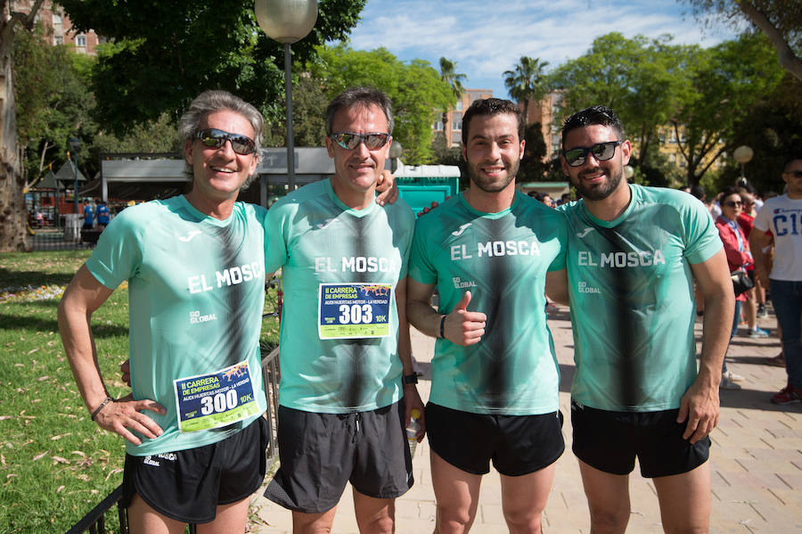 Más de 900 corredores participan en la prueba de 10 kilómetros, con salida y meta en el Paseo del Malecón, representando los colores de sus compañías