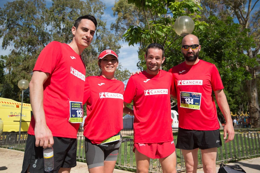 Más de 900 corredores participan en la prueba de 10 kilómetros, con salida y meta en el Paseo del Malecón, representando los colores de sus compañías