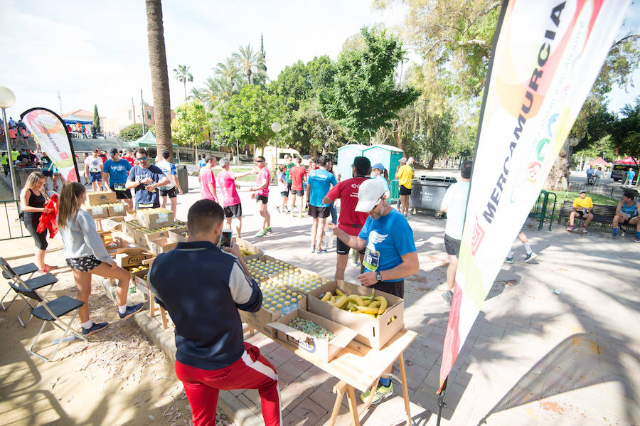 Más de 900 corredores participan en la prueba de 10 kilómetros, con salida y meta en el Paseo del Malecón, representando los colores de sus compañías