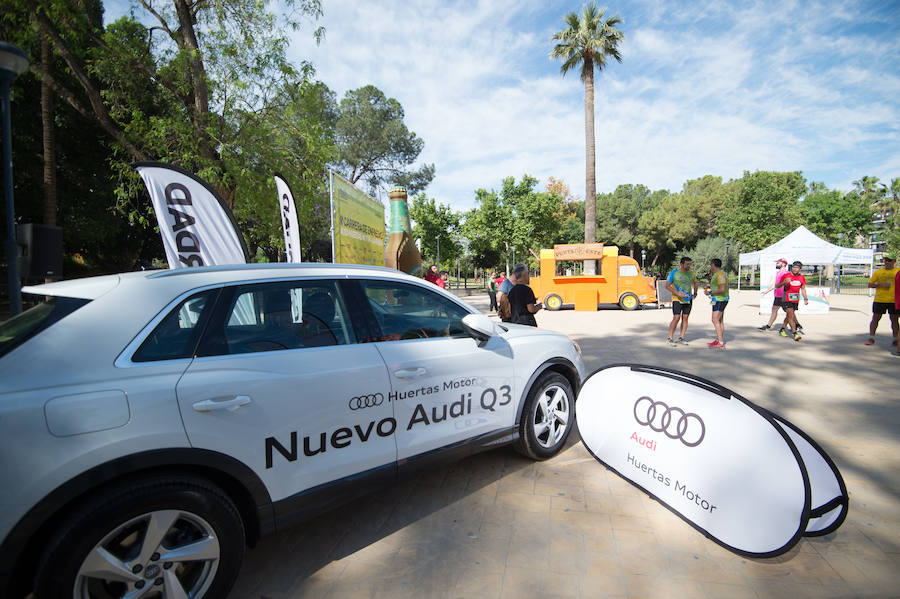 Más de 900 corredores participan en la prueba de 10 kilómetros, con salida y meta en el Paseo del Malecón, representando los colores de sus compañías