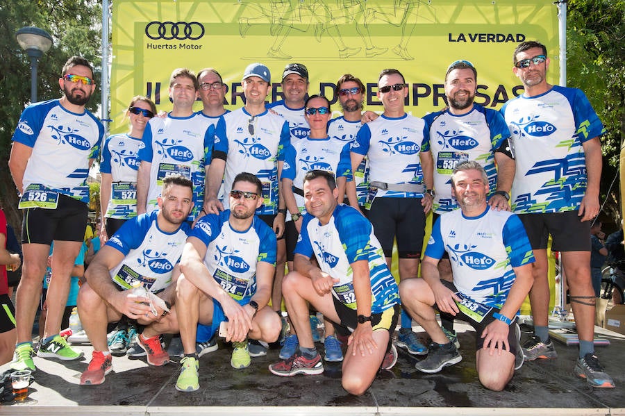 Más de 900 corredores participan en la prueba de 10 kilómetros, con salida y meta en el Paseo del Malecón, representando los colores de sus compañías