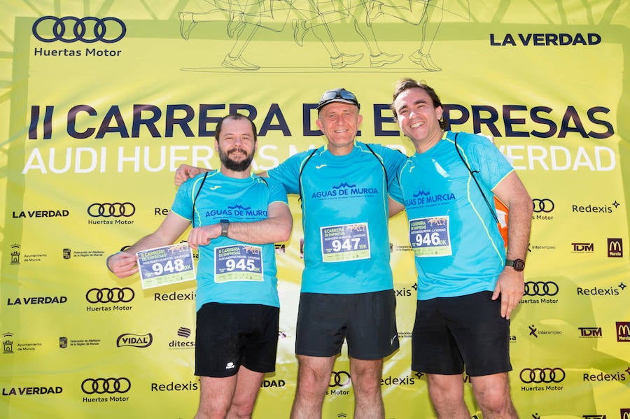 Más de 900 corredores participan en la prueba de 10 kilómetros, con salida y meta en el Paseo del Malecón, representando los colores de sus compañías