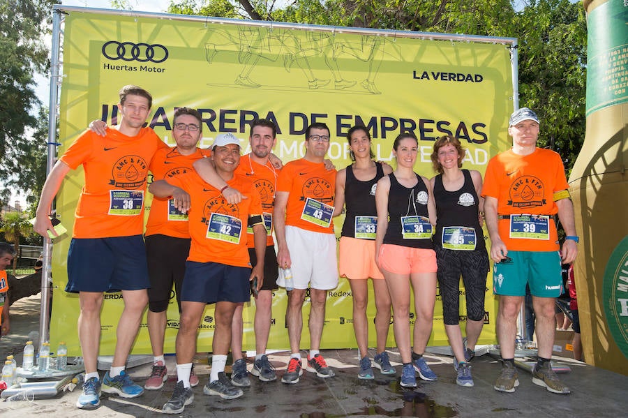 Más de 900 corredores participan en la prueba de 10 kilómetros, con salida y meta en el Paseo del Malecón, representando los colores de sus compañías