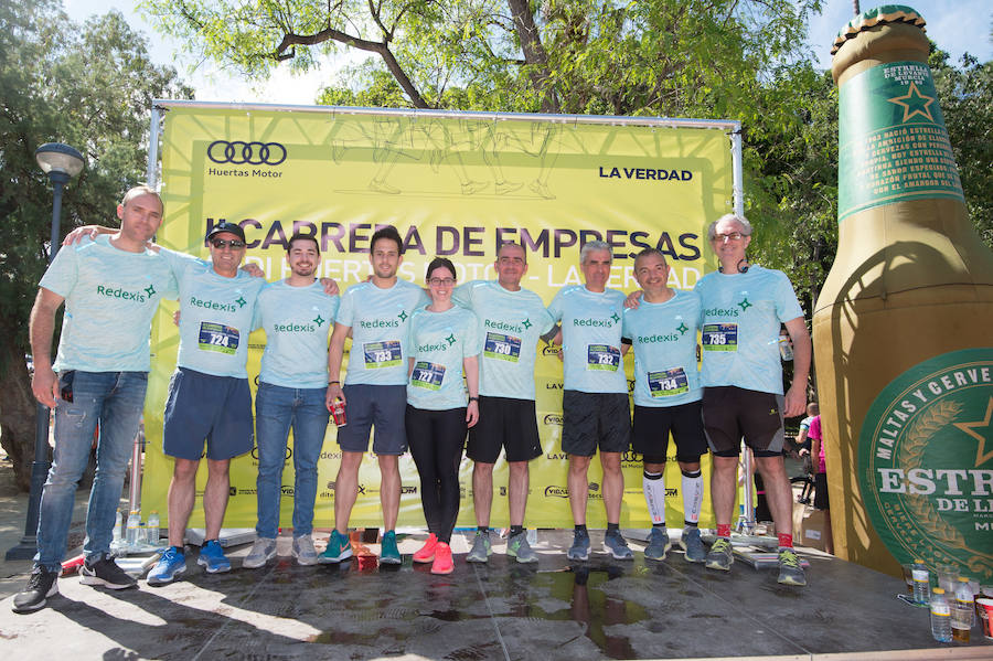 Más de 900 corredores participan en la prueba de 10 kilómetros, con salida y meta en el Paseo del Malecón, representando los colores de sus compañías