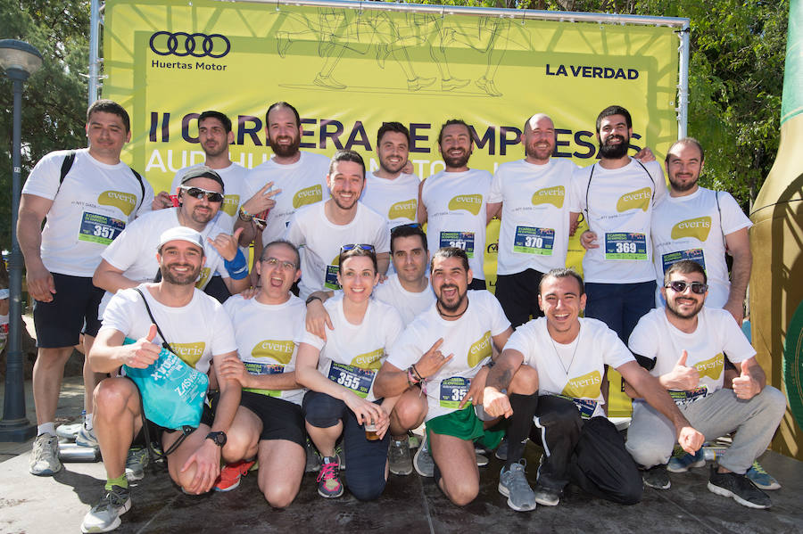 Más de 900 corredores participan en la prueba de 10 kilómetros, con salida y meta en el Paseo del Malecón, representando los colores de sus compañías