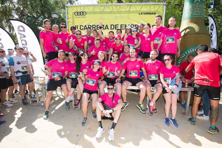 Más de 900 corredores participan en la prueba de 10 kilómetros, con salida y meta en el Paseo del Malecón, representando los colores de sus compañías