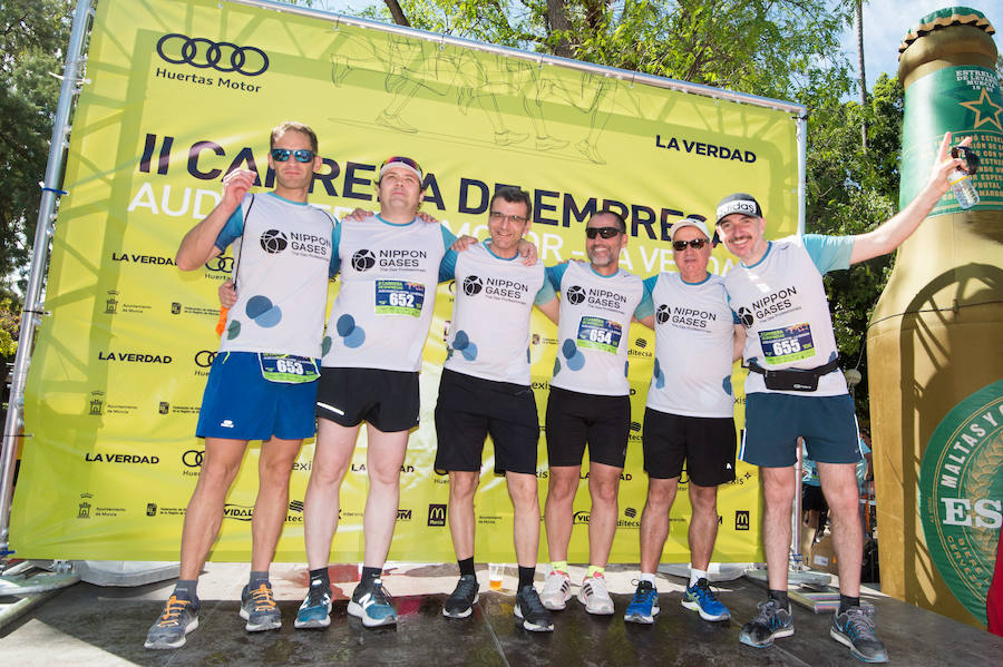 Más de 900 corredores participan en la prueba de 10 kilómetros, con salida y meta en el Paseo del Malecón, representando los colores de sus compañías