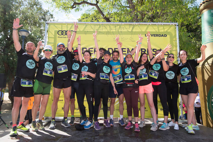 Más de 900 corredores participan en la prueba de 10 kilómetros, con salida y meta en el Paseo del Malecón, representando los colores de sus compañías