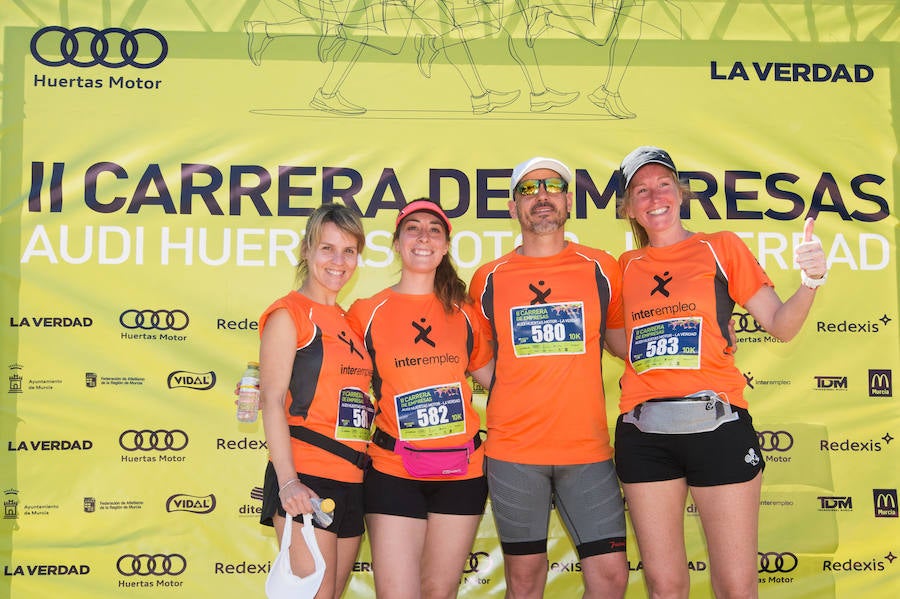 Más de 900 corredores participan en la prueba de 10 kilómetros, con salida y meta en el Paseo del Malecón, representando los colores de sus compañías