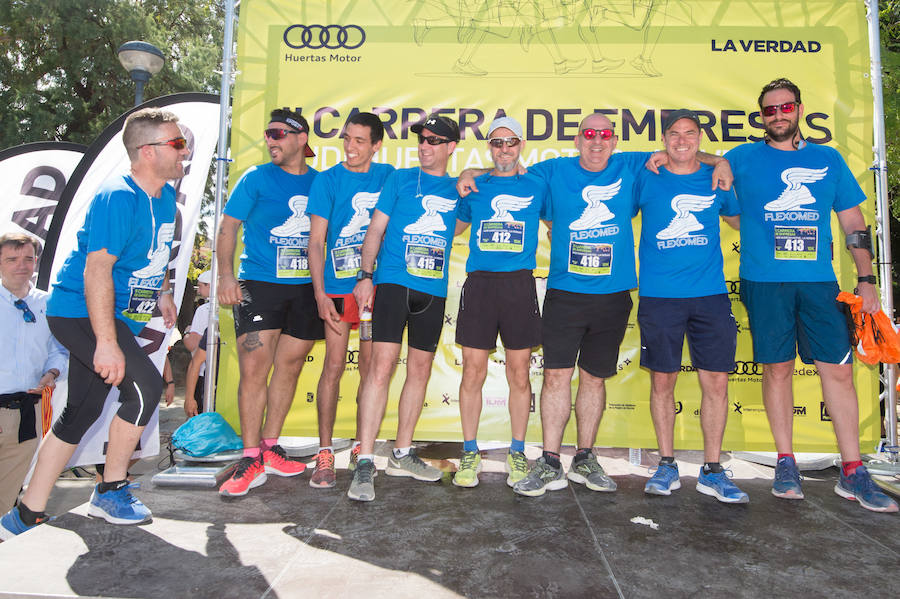 Más de 900 corredores participan en la prueba de 10 kilómetros, con salida y meta en el Paseo del Malecón, representando los colores de sus compañías