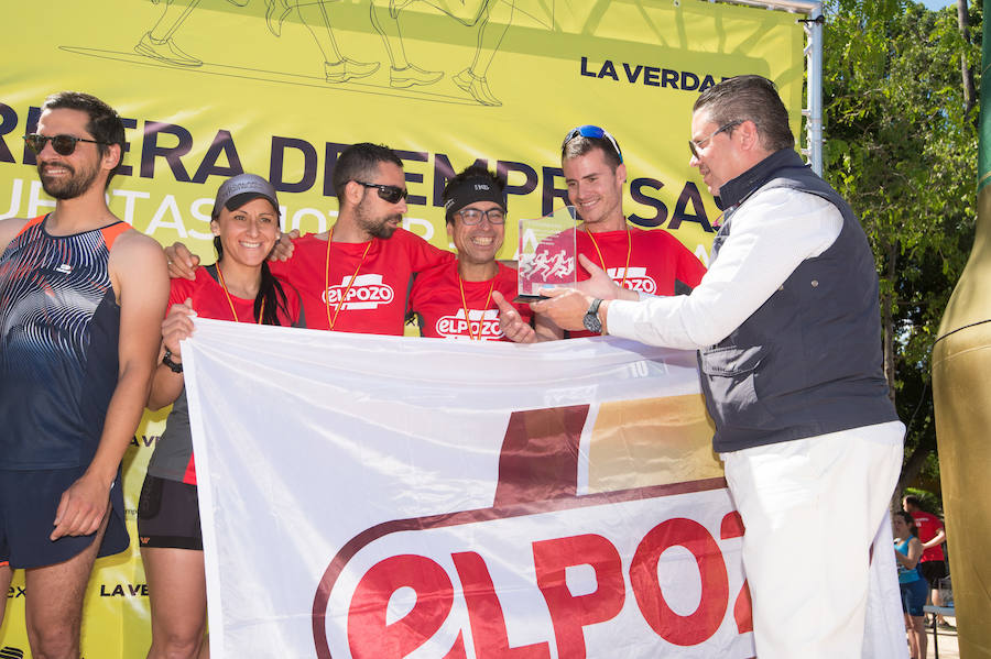 Más de 900 corredores participan en la prueba de 10 kilómetros, con salida y meta en el Paseo del Malecón, representando los colores de sus compañías