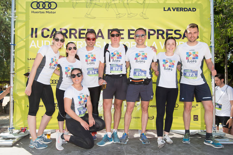 Más de 900 corredores participan en la prueba de 10 kilómetros, con salida y meta en el Paseo del Malecón, representando los colores de sus compañías