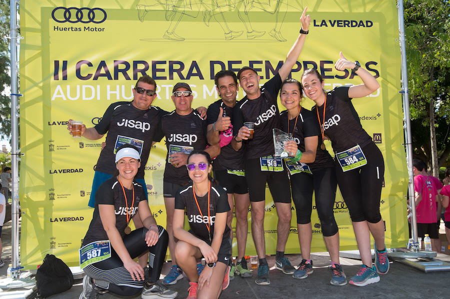 Más de 900 corredores participan en la prueba de 10 kilómetros, con salida y meta en el Paseo del Malecón, representando los colores de sus compañías