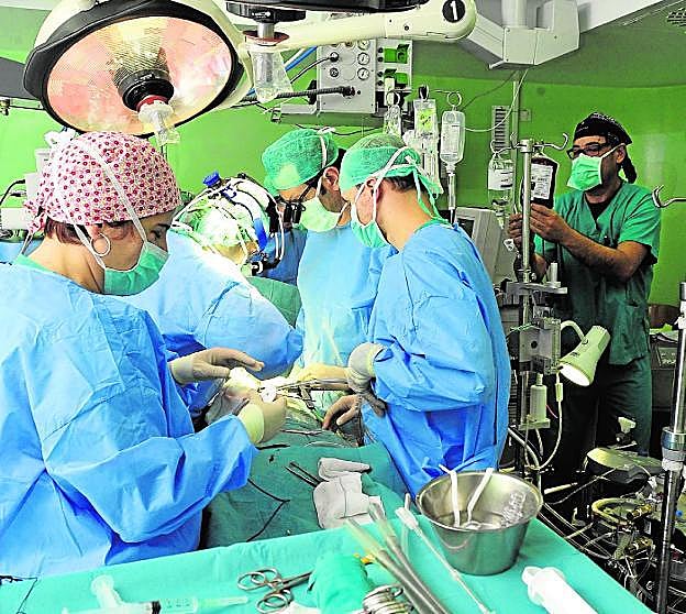 Sergio Cánovas, junto a otros cirujanos y miembros del equipo, durante una intervención. 
