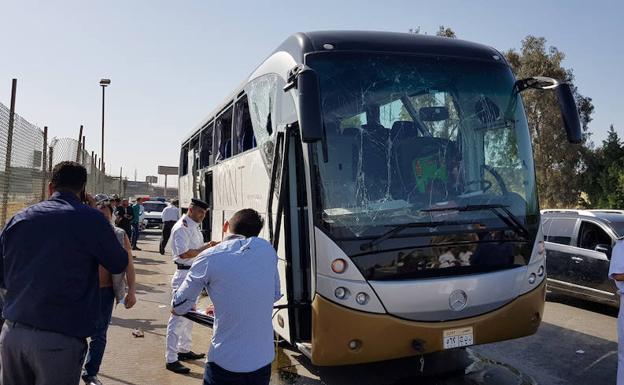 Estado en el que quedó el autobús de turistas tras el atentado perpetrado este domingo en las cercanías de las Pirámides de Guiza, en El Cairo.