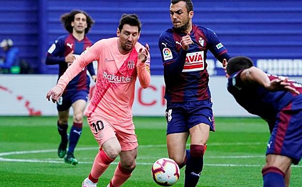 Messi, rodeado de futbolistas del Eibar. 