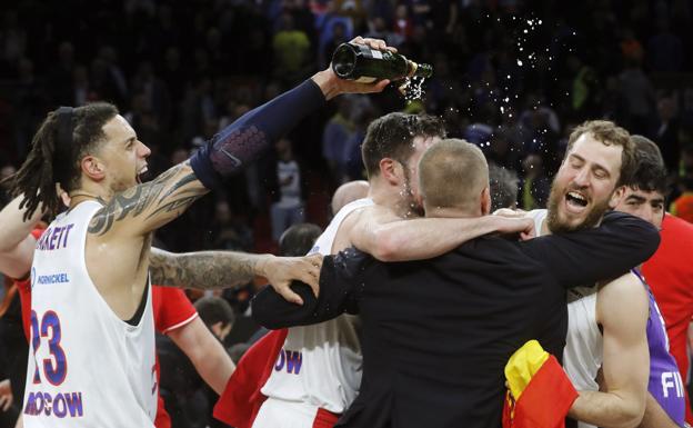 Sergio Rodríguez, con una bandera de España en la mano, celebra con jugadores y cuerpo técnico del CSKA su victoria en la final de la Euroliga
