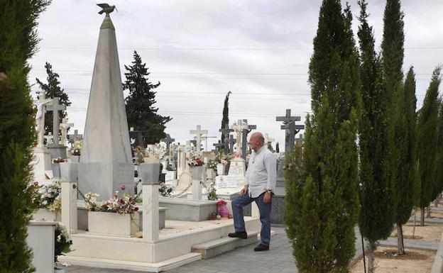 José Luis Álvarez-Castellanos, en el panteón «a los caídos por la libertad 1939-1945», en el cementerio de Jesús. 