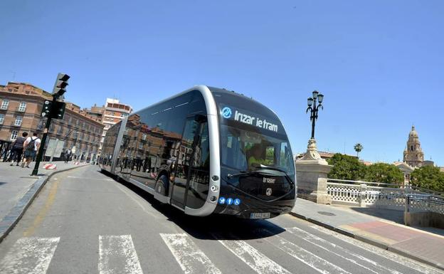 Prueba del Tranvibús, el pasado jueves, en Murcia.