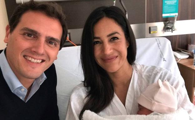 El líder de Ciudadanos, Albert Rivera, junto a la candidata de su partido a la alcaldía de Madrid, Begoña Villacís, junto a su hija recién nacida, Inés.