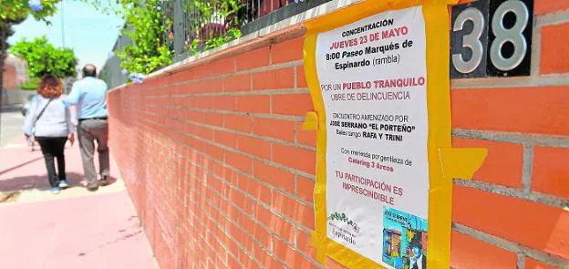 Un cartel pegado en la fachada de una de las viviendas de la calle Catedrático José Meseguer anuncia la concentración vecinal para exigir más seguridad. 