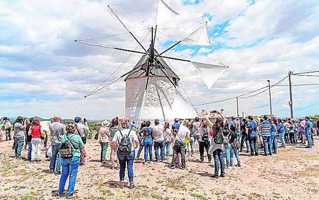 Numerosas personas asisten a la puesta en marcha del molino más antiguo de Cartagena. 