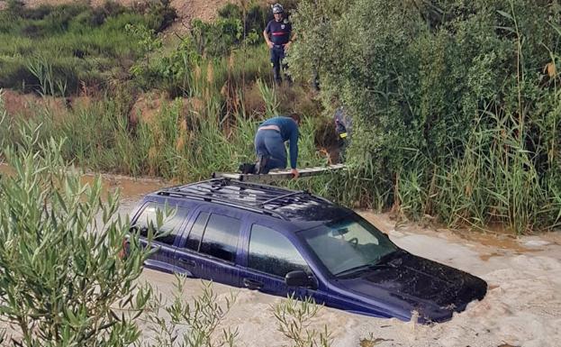 Operación de rescate de un conductor en Blanca.