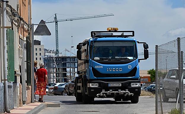 La calle Clavel se usa como atajo por los conductores. 