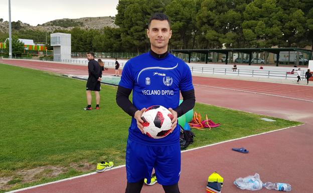 Miguel Serna, ayer, antes del entrenamiento del Yeclano. 