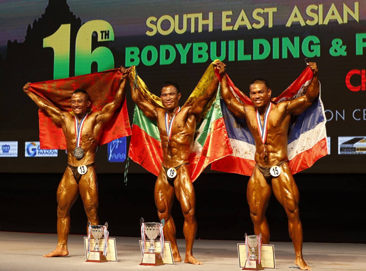 Los participantes exhiben sus bronceados y perfectamente tonificados músculos durante la 16 edición del campeonato de Culturismo y Deportes del Sudeste Asiático celebrado en Yangon (Birmania).