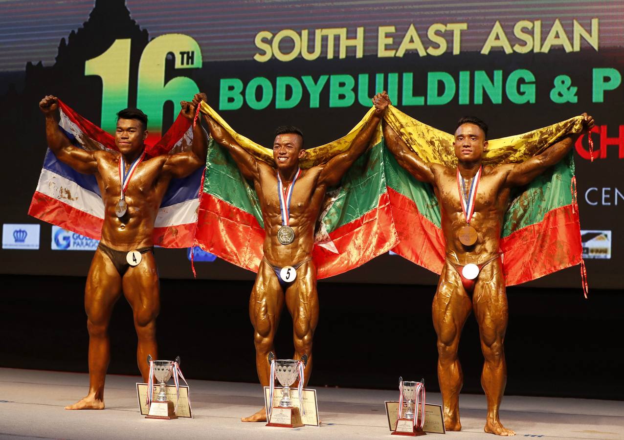 Los participantes exhiben sus bronceados y perfectamente tonificados músculos durante la 16 edición del campeonato de Culturismo y Deportes del Sudeste Asiático celebrado en Yangon (Birmania).