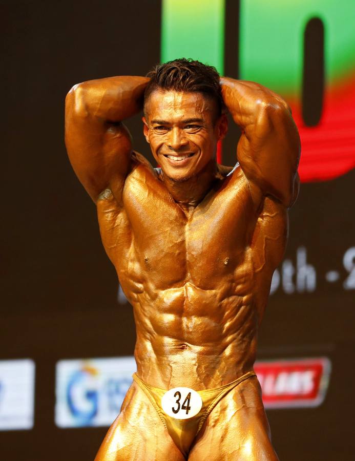 Los participantes exhiben sus bronceados y perfectamente tonificados músculos durante la 16 edición del campeonato de Culturismo y Deportes del Sudeste Asiático celebrado en Yangon (Birmania).