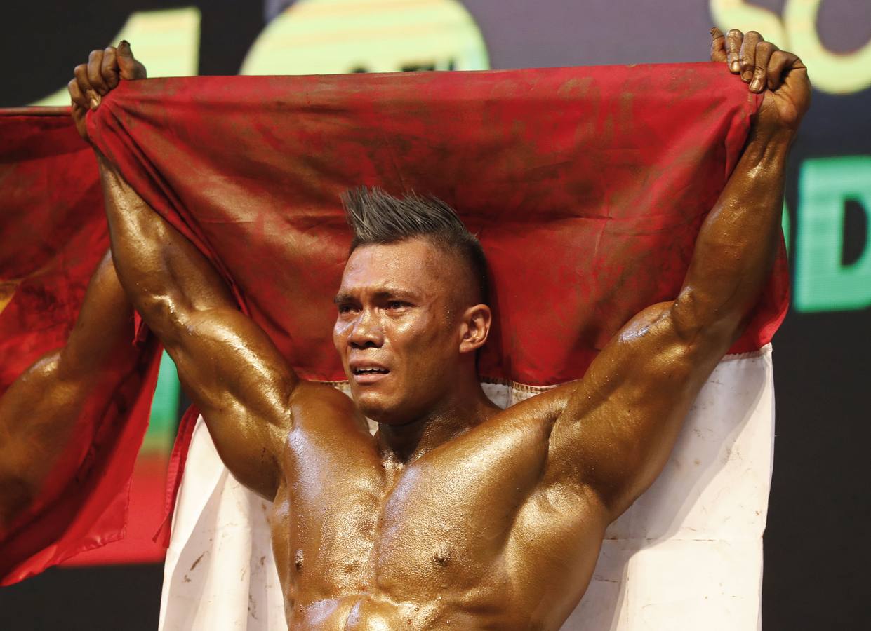 Los participantes exhiben sus bronceados y perfectamente tonificados músculos durante la 16 edición del campeonato de Culturismo y Deportes del Sudeste Asiático celebrado en Yangon (Birmania).