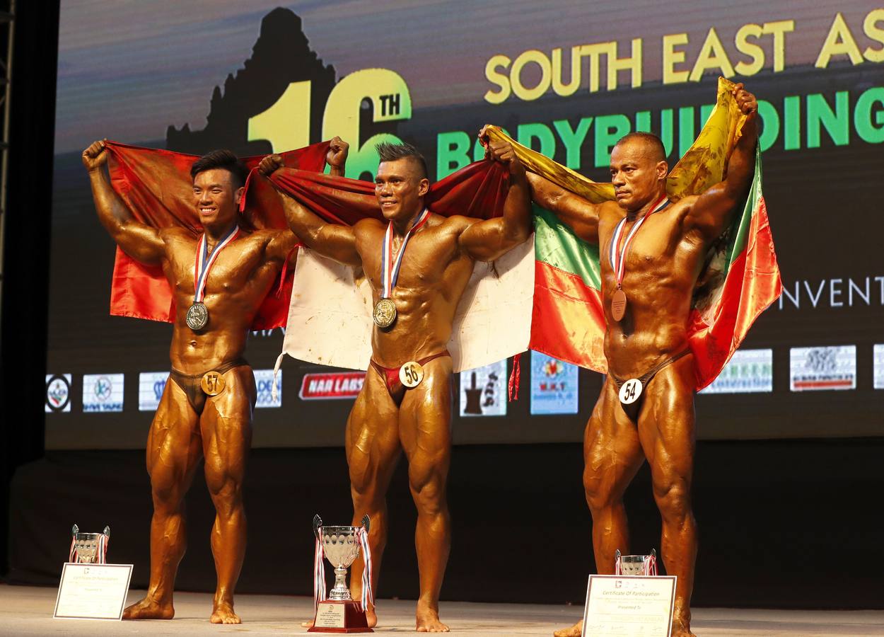 Los participantes exhiben sus bronceados y perfectamente tonificados músculos durante la 16 edición del campeonato de Culturismo y Deportes del Sudeste Asiático celebrado en Yangon (Birmania).