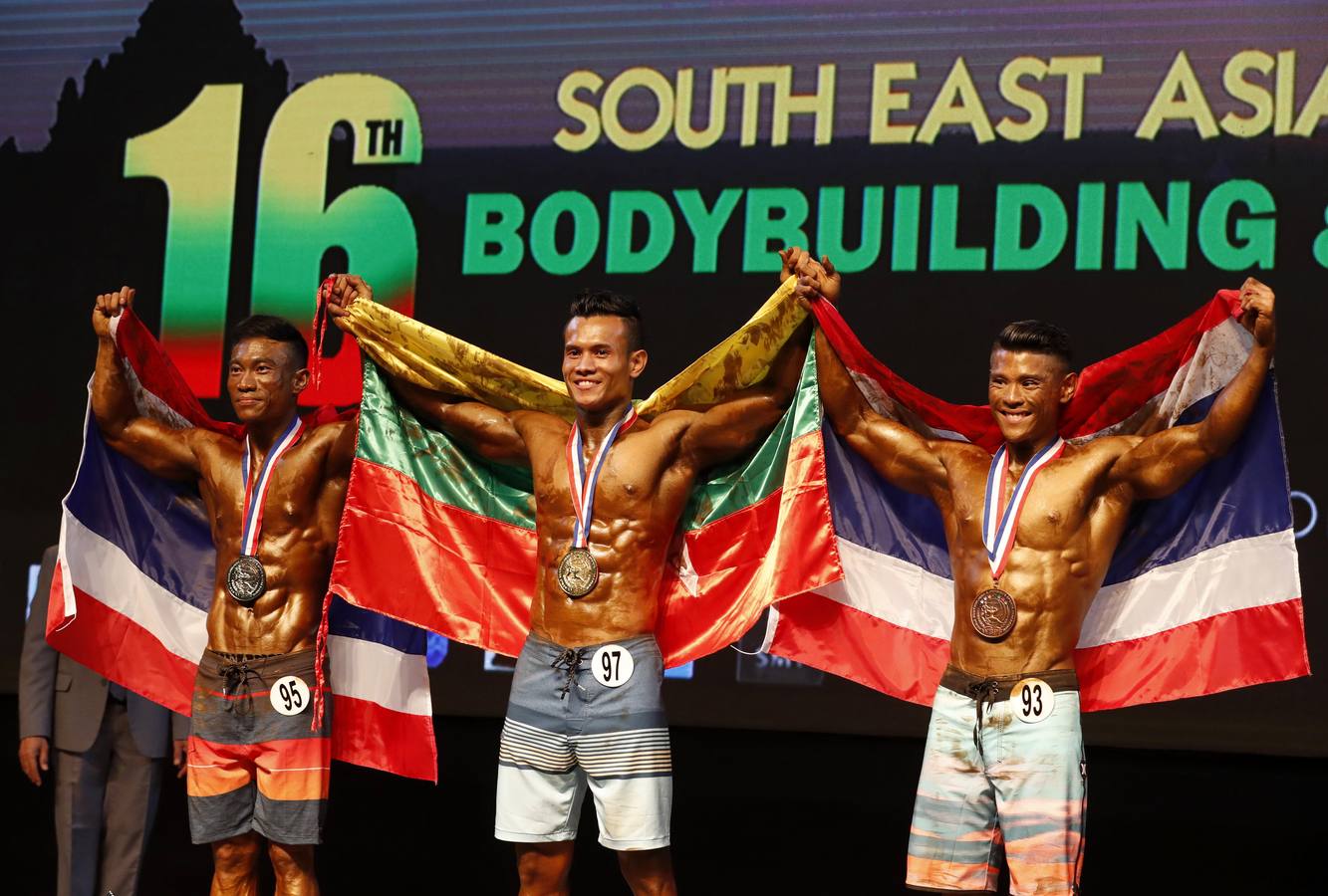 Los participantes exhiben sus bronceados y perfectamente tonificados músculos durante la 16 edición del campeonato de Culturismo y Deportes del Sudeste Asiático celebrado en Yangon (Birmania).