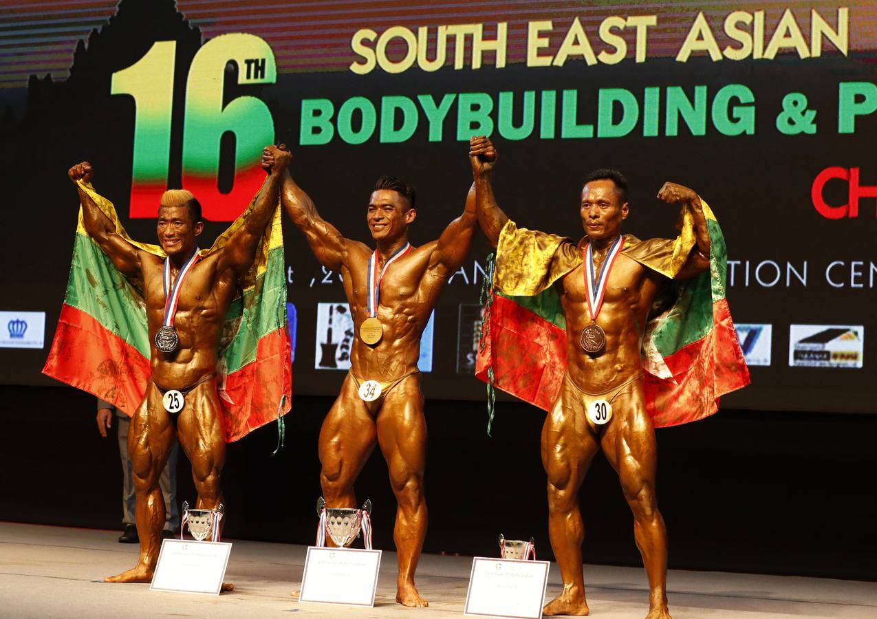 Los participantes exhiben sus bronceados y perfectamente tonificados músculos durante la 16 edición del campeonato de Culturismo y Deportes del Sudeste Asiático celebrado en Yangon (Birmania).