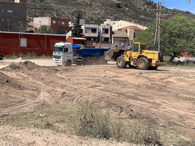 Sobre estas líneas, movimiento de tierras en el Plan Rambla, la semana pasada. A la derecha, plano de la futura urbanización. 