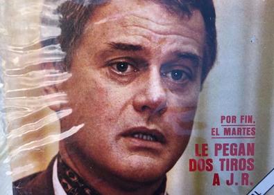 Imagen secundaria 1 - 1- La muerte de Chanquete: A nadie le pilló de imprevisto que el personaje más célebre de 'Verano Azul' muriese, porque se anunció en una revista. Y así y todo supuso un drama nacional, que ha quedado en el imaginario colectivo para la posteridad. 2- Ataque a JR: Lo decía en un rap Pepe Da Rosa: 'De cabo de gata al de Finisterre, hay que ver la gente como está con JR'. Media España vivía pendiente en los 80 del personaje de 'Dallas' y se enteró por anticipado de que iba a recibir dos tiros. 3 - Destripes en Cadena: Ríete del 'clickbait' en comparación con las portadas de algunas publicaciones a finales del siglo pasado que solían describir cada semana lo que iba a suceder en series de moda como 'Melrose Place' o 'Sensación de vivir'.