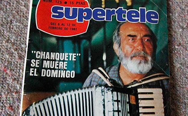 Imagen principal - 1- La muerte de Chanquete: A nadie le pilló de imprevisto que el personaje más célebre de 'Verano Azul' muriese, porque se anunció en una revista. Y así y todo supuso un drama nacional, que ha quedado en el imaginario colectivo para la posteridad. 2- Ataque a JR: Lo decía en un rap Pepe Da Rosa: 'De cabo de gata al de Finisterre, hay que ver la gente como está con JR'. Media España vivía pendiente en los 80 del personaje de 'Dallas' y se enteró por anticipado de que iba a recibir dos tiros. 3 - Destripes en Cadena: Ríete del 'clickbait' en comparación con las portadas de algunas publicaciones a finales del siglo pasado que solían describir cada semana lo que iba a suceder en series de moda como 'Melrose Place' o 'Sensación de vivir'.