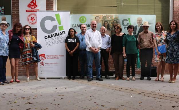 Álvarez-Castellanos (cen.), junto a miembros de la Marea Blanca, en la reunión mantenida este jueves.